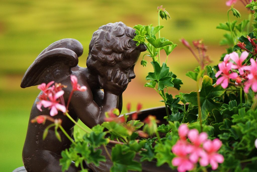 5 Striking Benefits of Garden Statues